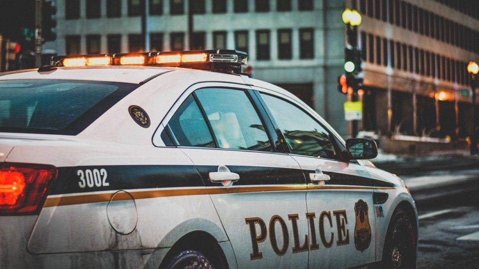Adolescente mata crianças em escola nos EUA e é morto em seguida