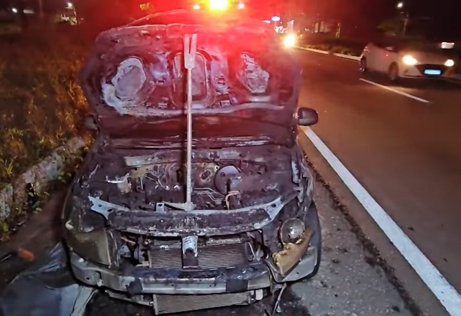 Carro pega fogo em trecho da rodovia BR-230, em João Pessoa