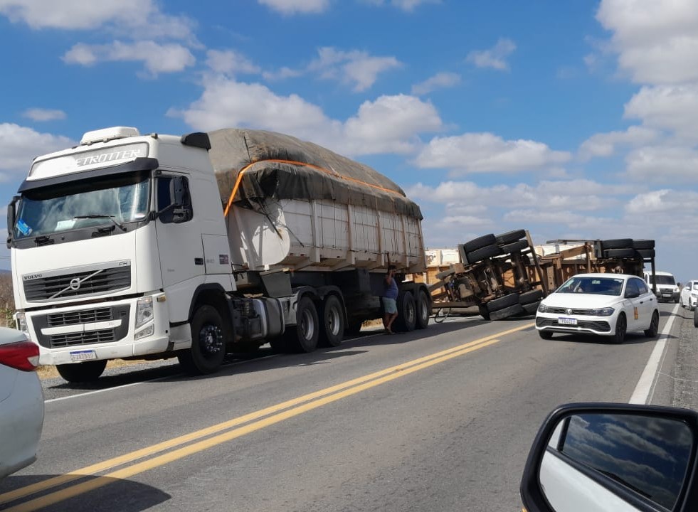 Trecho da BR-230 fica bloqueada após tombamento de semirreboque de carreta, na Paraíba