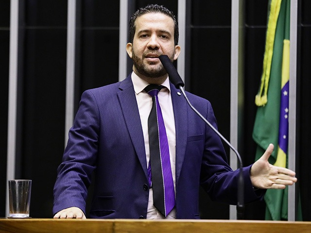 Janones é hospitalizado com arritmia horas após debate presidencial