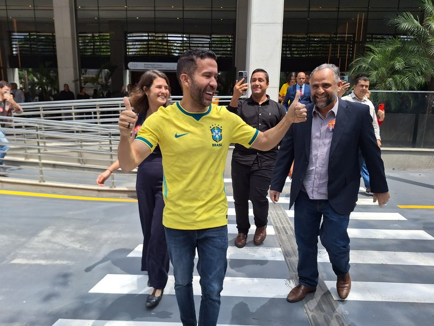 André Janones recebe alta e deixa hospital em São Paulo