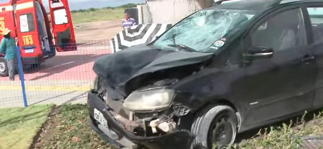 Motorista perde o controle do carro e atropela pedestre próximo à Praia do Sol, em João Pessoa