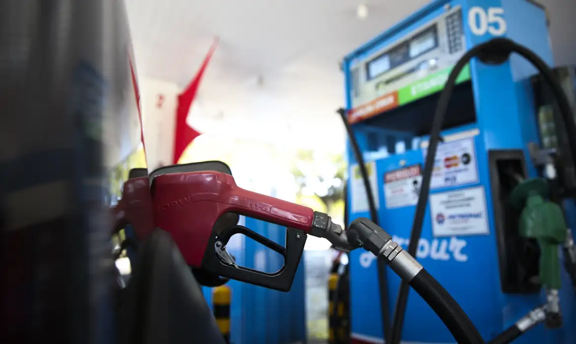 Impostos da gasolina são zerados e subsídios a combustíveis, ampliados