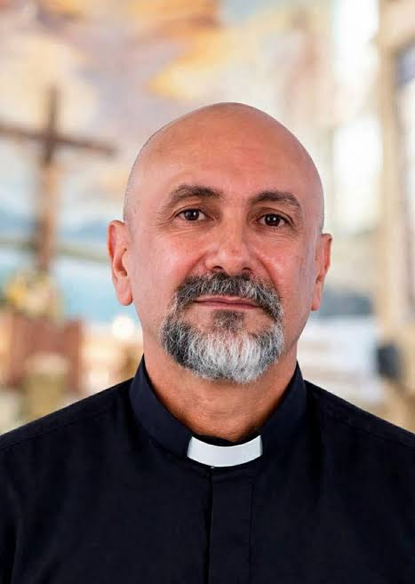Padre morre após cruz cair sobre ele, no Equador