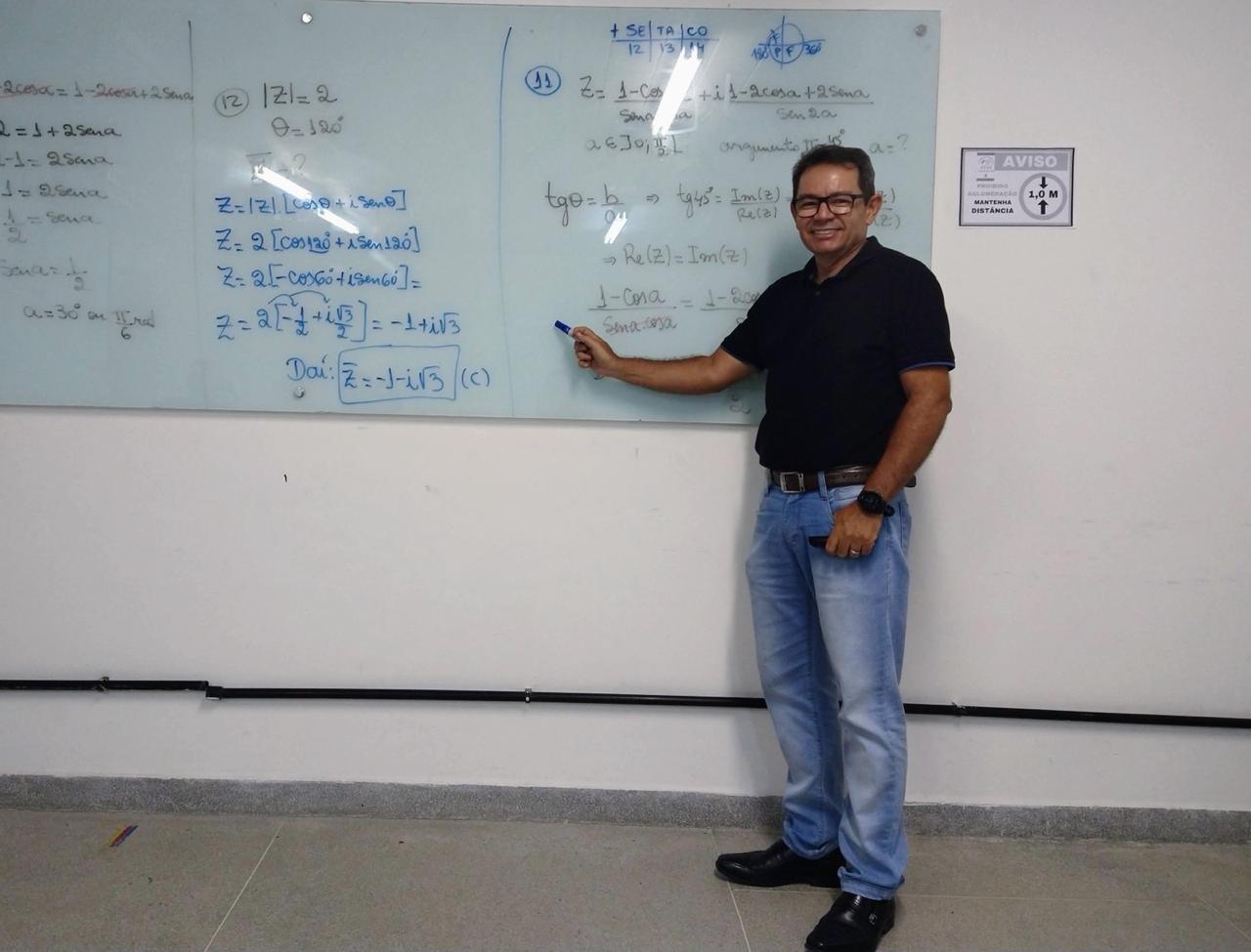 Da venda de picolé à Medicina: professor une mais de três décadas de docência à carreira médica
