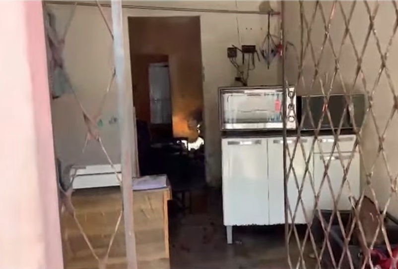 Homem entra em casa em chamas e salva idosa de incêndio em João Pessoa