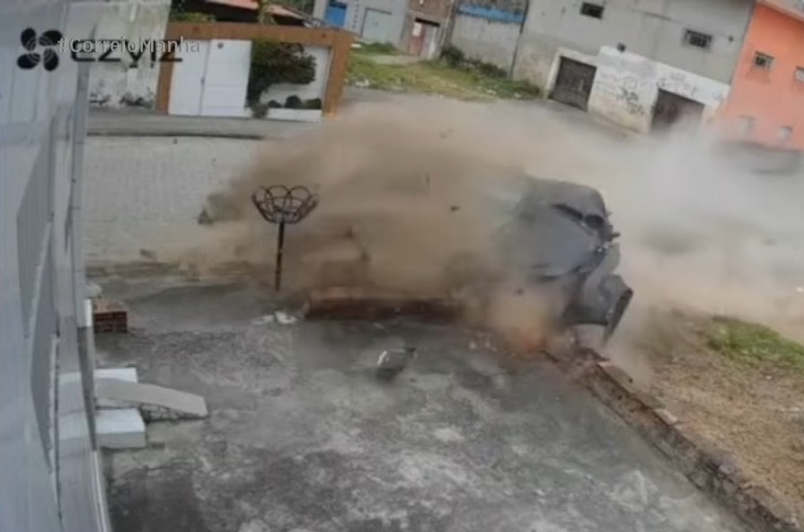 Idoso perde controle e morre após carro descer ladeira e bater em estrutura de concreto, na Paraíba