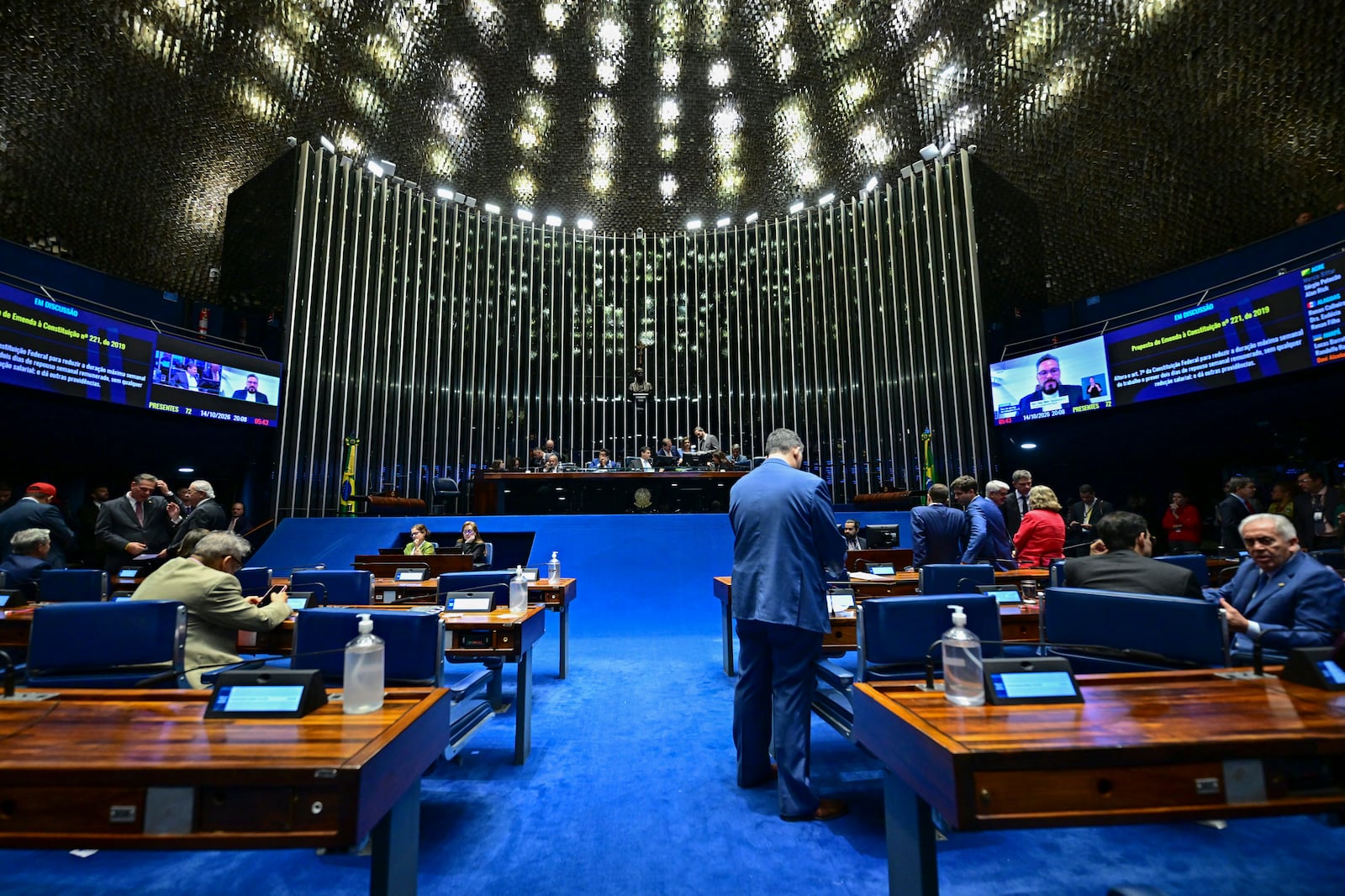 Senado aprova PEC que acaba com escala 6×1