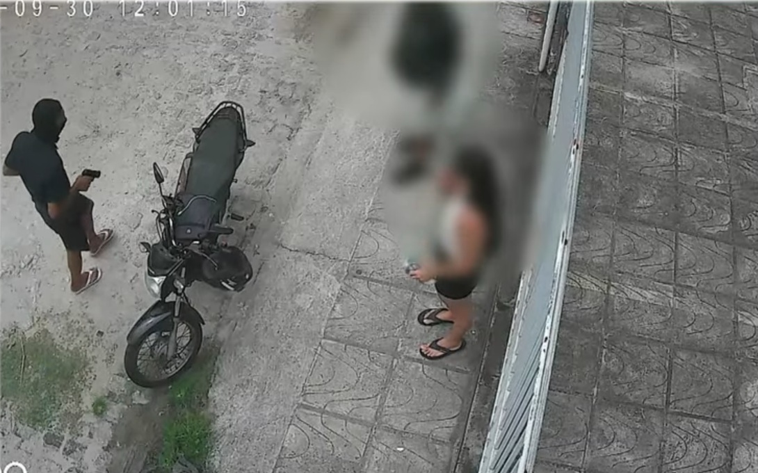 Bandido rende motociclista e passageira e rouba moto e celular, em João Pessoa