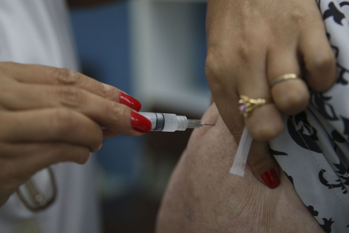 Aplicação da segunda dose já começou na Paraíba (Foto: Marcello Casal Jr/Agência Brasil) 8b93e8520651584b4d43d004b73b3d20 1 - Vacina segue sendo aplicada em grupos prioritários e da Saúde na Paraíba