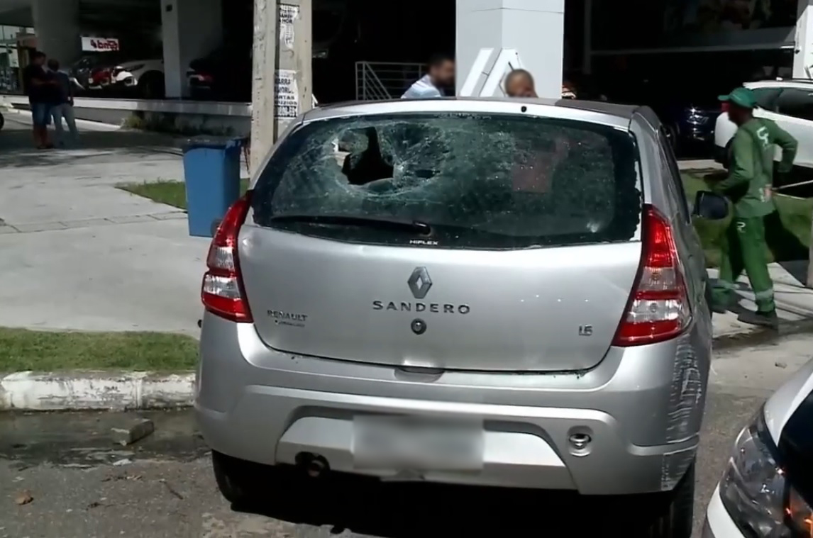 Motociclistas danificaram segundo carro na Av. Epitácio Pessoa — Foto: Reprodução/TV Correio